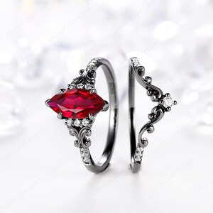 Anillo de compromiso de rubí rojo marquesa estilo bruja, conjunto de boda con anillo de promesa oscuro de mariposa gótica, anillos de oro negro, regalo personalizado para mujeres nacidas en julio