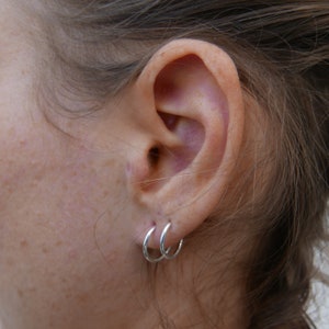 Orecchini in argento | Orecchini a cerchio in argento | Piercing all'orecchio | Argento sterling 925 | Orecchini lucenti | Diametro 9 mm - Spessore 1,2 mm | 1 pezzo