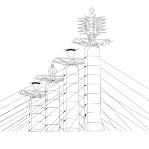 Op de afbeelding: Een zwart-witte lijntekening van een hangbrug met meerdere torens. De torens zijn hoog en slank, met een reeks horizontale lijnen die langs de zijkanten omhoog lopen. De brug wordt ondersteund door een reeks kabels die van de torens naar de grond lopen.