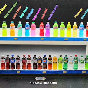 Puede incluir: Miniaturas de botellas de refrescos de varios colores y sabores, expuestas en una estanter&iacute;a azul. La estanter&iacute;a incluye botellas etiquetadas como "Maul Burst", "Dirty Cream Soda" y "Cabo Citrus". La imagen tambi&eacute;n incluye bolsas de hielo y el texto "1:6 scale 20oz bottle."