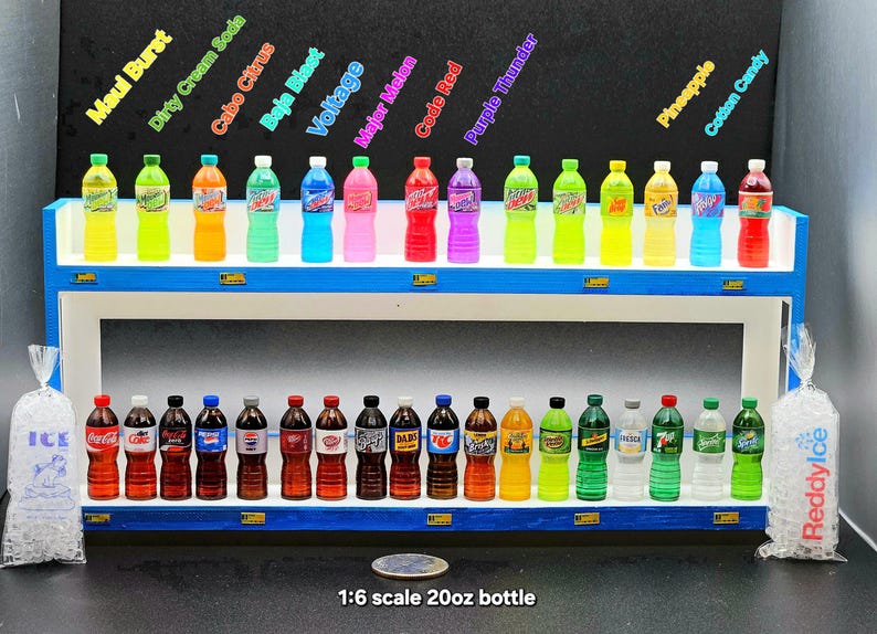 Puede incluir: Miniaturas de botellas de refrescos de varios colores y sabores, expuestas en una estanter&iacute;a azul. La estanter&iacute;a incluye botellas etiquetadas como "Maul Burst", "Dirty Cream Soda" y "Cabo Citrus". La imagen tambi&eacute;n incluye bolsas de hielo y el texto "1:6 scale 20oz bottle."