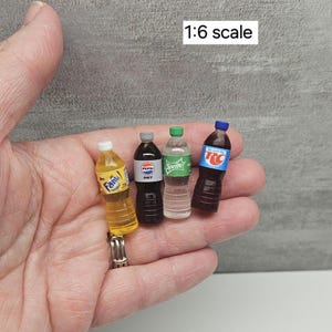 Mini 20oz Soda Bottle, 1:6 scale prop, (35 to choose from) imagen 3