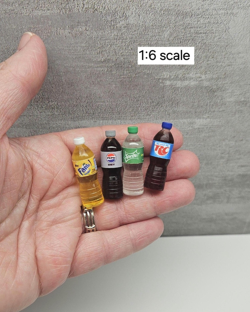 Mini 20oz Soda Bottle, 1:6 scale prop, (35 to choose from) imagen 3