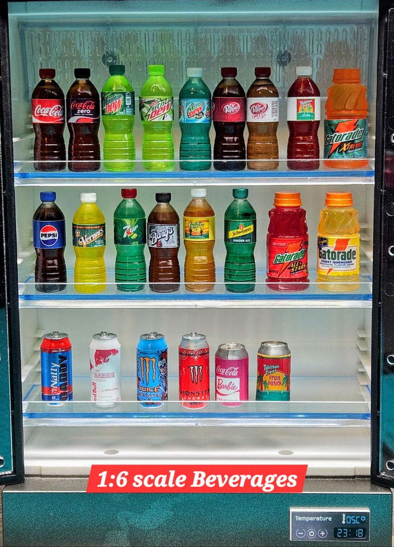 Pu&ograve; includere: Un frigorifero in miniatura pieno di bottiglie e lattine di bevande varie. La selezione comprende Coca-Cola, Pepsi, Gatorade e bevande energetiche. Il testo "1:6 scale Beverages" &egrave; visualizzato in basso.