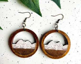 Brincos de madeira com desenho de cordilheira, Pico Pioneer, Cordilheira do Alasca, Brincos pendentes, Presentes para ela, Presente de aniversário, Presente de aniversário de casamento