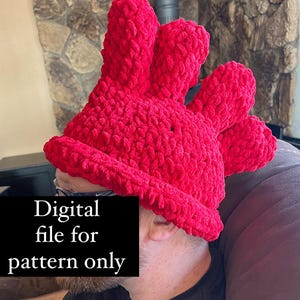 Puede incluir: Un gorro de punto rojo con un diseño único que presenta múltiples puntos en la parte superior. El gorro lo lleva puesto una persona, y el texto "Archivo digital para patrón solamente" es visible en la imagen.