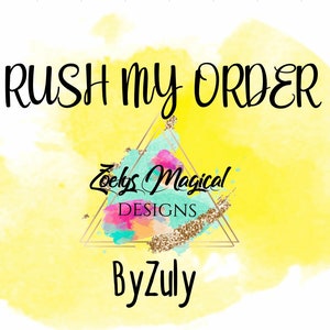 Puede incluir: Un fondo de acuarela amarillo con el texto "RUSH MY ORDER" en negro. Un triángulo con un contorno dorado contiene el texto "Zoey's Magical DESIGNS ByZuly" en rosa, azul y dorado.