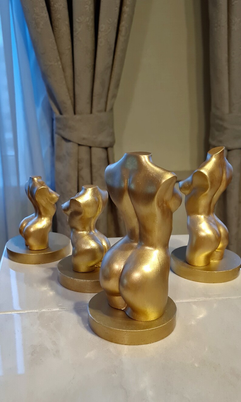 Fleabag golden statue, Woman body sculpture, Fleabag mother statue