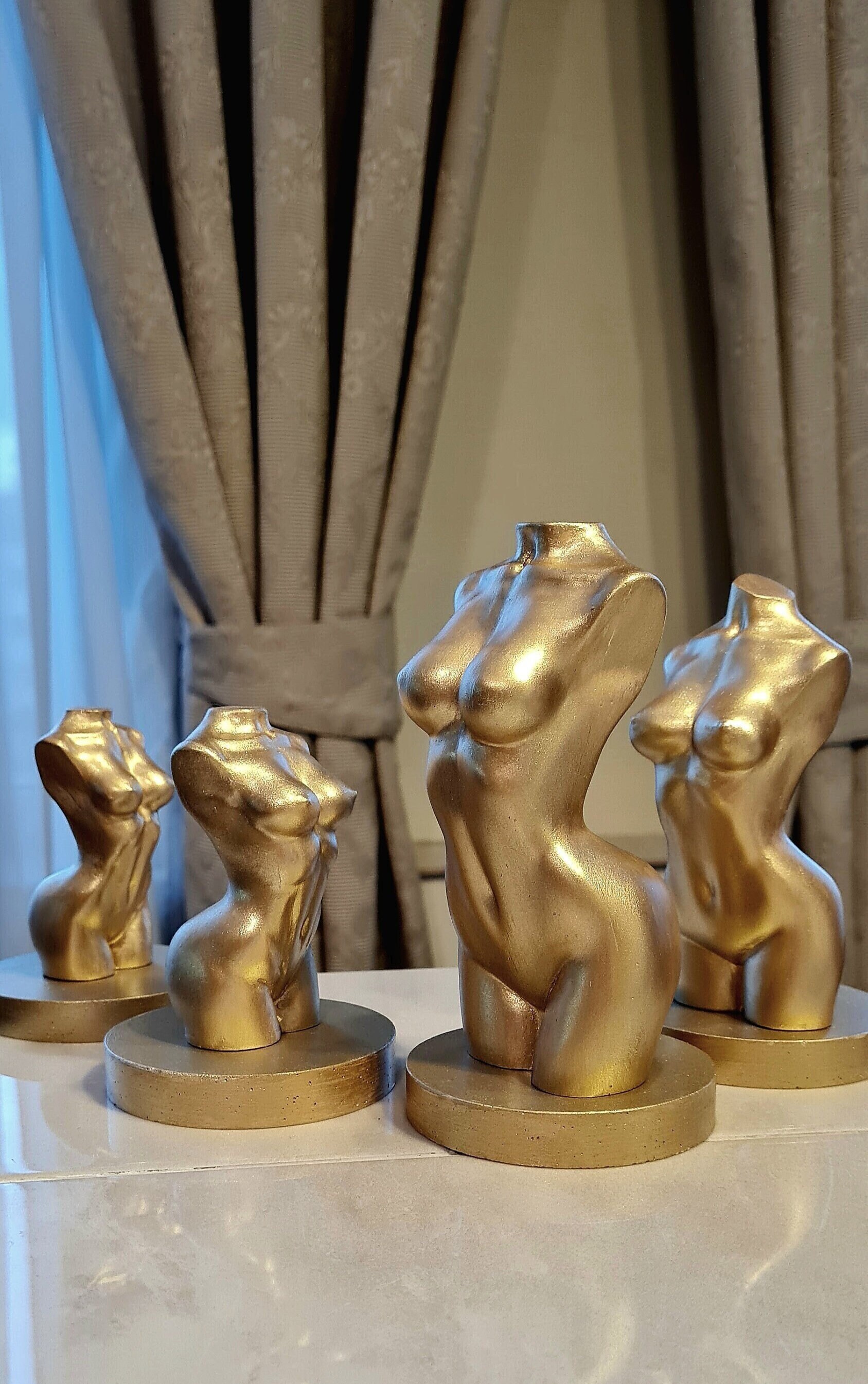 Fleabag golden statue, Woman body sculpture, Fleabag mother statue