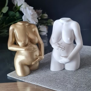 Sculptuur zwangere vrouw: cadeau zwangerschapsaankondiging gips