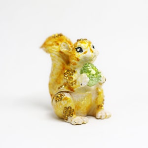 Bejeweled Animal Emailled Trinket Box/Figur mit Strass-Niedlichem Eichhörnchen mit Eichel