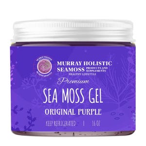 Pu&ograve; includere: Un barattolo di gel di muschio marino Murray Holistic, Original Purple, con coperchio argentato ed etichetta viola. L'etichetta include il testo "Premium Sea Moss Gel" e "Keep Refrigerated | 454g".
