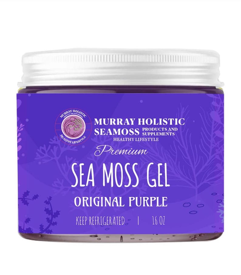 Pu&ograve; includere: Un barattolo di gel di muschio marino Murray Holistic, Original Purple, con coperchio argentato ed etichetta viola. L'etichetta include il testo "Premium Sea Moss Gel" e "Keep Refrigerated | 454g".