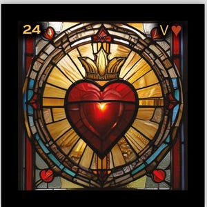 Peut inclure: Une fenêtre en vitrail représentant un cœur rouge avec une couronne et une croix. Le cœur est entouré d'un cercle de vitrail doré et bleu.