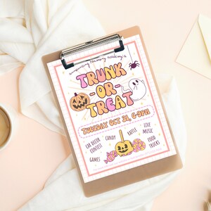 Puede incluir: Un folleto rosa y amarillo con el texto "Trunk-or-Treat" en una fuente retro. El folleto anuncia un evento de Halloween en Harmony Academy el martes 31 de octubre de 6 a 9 pm. El folleto incluye iconos de una calabaza, un fantasma, una ara&ntilde;a, caramelos, un boleto de rifa, un cami&oacute;n de comida y m&uacute;sica en vivo.