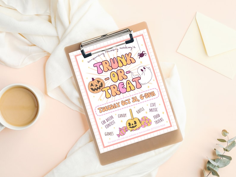 Puede incluir: Un folleto rosa y amarillo con el texto "Trunk-or-Treat" en una fuente retro. El folleto anuncia un evento de Halloween en Harmony Academy el martes 31 de octubre de 6 a 9 pm. El folleto incluye iconos de una calabaza, un fantasma, una ara&ntilde;a, caramelos, un boleto de rifa, un cami&oacute;n de comida y m&uacute;sica en vivo.