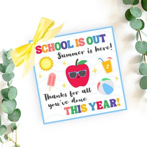 Può includere: Un biglietto colorato con il testo "SCHOOL IS OUT Summer is here! Thanks for all you've done THIS YEAR!" Il biglietto presenta una mela rossa sorridente con occhiali da sole, un sole giallo, un ghiacciolo, una palla da spiaggia e un bicchiere di succo d'arancia.