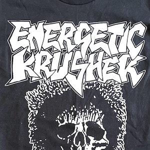 Könnte beinhalten: Rustikales Holzschild mit dem Text "Welcome to our home" in weißer Schrift. Das Schild hat eine Used-Optik und ein schlichtes, einladendes Design für die Haustür.