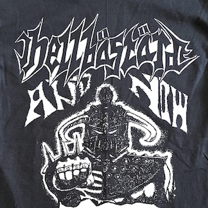 Könnte beinhalten: Schwarzes T-Shirt mit einem weißen Grafikdruck eines Skeletts, das einen Schädel hält. Der Text "Hell Has No Fury" und "And Now" ist über dem Skelett gedruckt. Der Text "You have an appointment with Death... and you will attend" ist unter dem Skelett gedruckt.