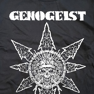 Könnte beinhalten: Schwarzes T-Shirt mit einem weißen Grafikdruck eines Schädels mit einer Krone und einem Sternenausbruch-Design. Der Text "GENOGELST" ist über dem Grafikdruck gedruckt.