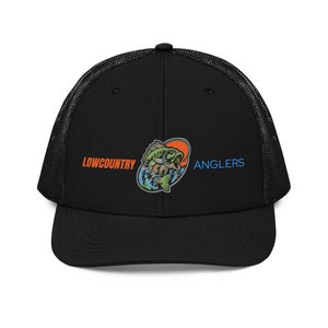 Può includere: Cappellino da camionista nero in rete con un pannello frontale nero che presenta una grafica colorata di un pesce che salta fuori dall'acqua con il testo "Lowcountry Anglers".