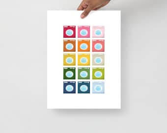 Op de afbeelding: Een kleurrijke set van 18 wasmachine-illustraties. Elke machine heeft een andere kleur, waaronder rood, oranje, geel, groen, blauw en paars. De machines zijn in een rasterpatroon gerangschikt.