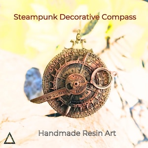 Può includere: Una bussola decorativa in stile steampunk realizzata in resina. La bussola presenta un quadrante circolare con dettagli intricati e una lente d'ingrandimento. La bussola è un'opera d'arte realizzata a mano.