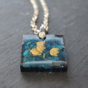 Puede incluir: Un juego de tres tazas de cerámica con un acabado mate moteado. Las tazas son de color crema, gris claro y gris oscuro. Cada taza tiene un diseño simple y minimalista y un asa redondeada.