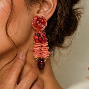 Boucles d’oreilles hortensia naturel – perles baroques, bijoux floraux corail, boucles statement faites main