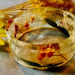 Handmade Resin Bangles with Real White and Pink Dried Flowers – Unique Floral Jewelry Symbolizing Purity, Love & Femininity – Gift for Her
