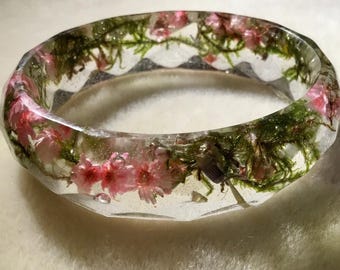 Meadow Dream” – Pressed Pink Daisy & Moss Resin Bracelet | Handmade Nature-Inspired Jewelry