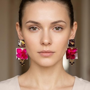 Pendientes de Hortensia Natural en Resina – Flores Reales con Cuentas Rubí y Purpurina – Cierre de Presión o Clip – Joyería Personalizable