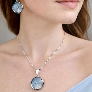 Set de Joyería Hortensia Azul “Blue Muse” – Pendientes y Collar con Flores Naturales en Resina