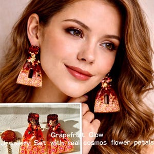 Crimson Citrus Bloom Grapefruit Schmuck Set aus Resin, Echte Cosmos Blüten Ohrringe und Armband, Korallenperlen, Rot Rosa Statement Schmuck