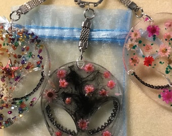 Set of 3 Alien Resin Keychains – Handmade Epoxy Key Rings with Dried Daisies & Czech Glass Beads – Unique Gift, Can Be Purchased Separately.