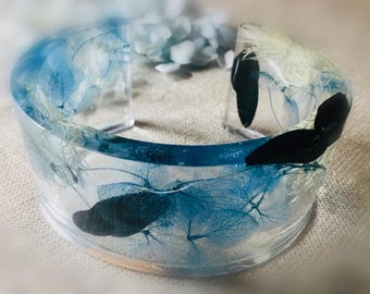 Ocean Bloom Cuff – Real Dry Blue Hydrangea Resin Bangle – Handmade Epoxy Jewelry Gift for Her – Nature-Inspired Floral Bracelet