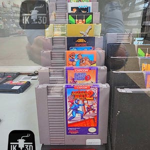 NESカートリッジディスプレイ - 8個または16個のカートリッジを収納できる3Dプリント製レトロゲーム棚。任天堂ロゴもオプションで追加可能