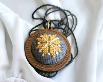 Estilo nórdico, collar bordado / Colgante de madera / Bisutería en punto de cruz