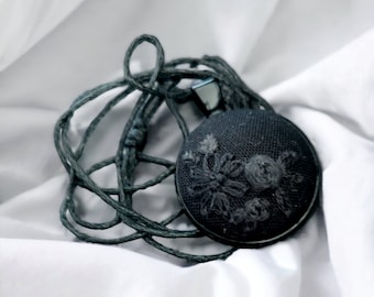 Collar bordado - Rosas negras