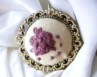 Collar bordado - rosas moradas, primavera, verano, bordado en 3D