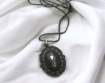 Colgante bordado / Estilo gótico / Ataúd bordado a mano