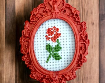 Bordado en miniatura enmarcado / Pieza de punto de cruz terminada / Marco victoriano de polímero 1:12