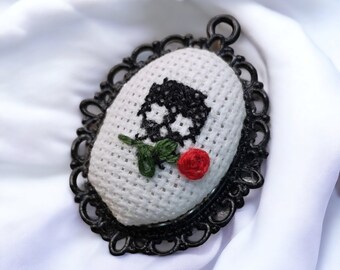 Colgante bordado en punto de cruz / Calavera y rosa / Victoriano moderno