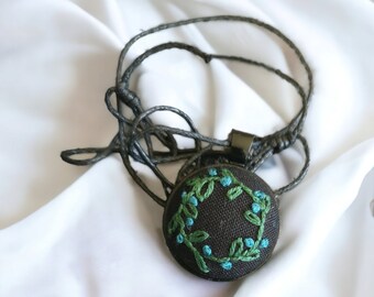 Collar bordado - corona de flores / joyas negras