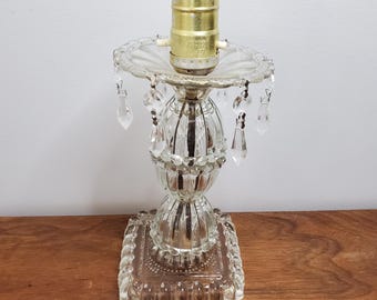 VTG Glas Tischlampensockel mit baumelnden Kristallprismen Funktioniert Cottagecore Art Deco Style Beleuchtung Schlafzimmer oder Eingangsbereich Dekor 23 cm hoch