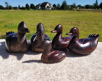 Juego de 5 figuras de patos de madera talladas a mano, decoración rústica de aves acuáticas, estilo cabaña de granja, colección vintage de tallas de aves artesanales.
