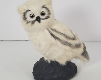 VTG リアルなフェイクファーのフクロウの置物 岩の台座付き ガラスの