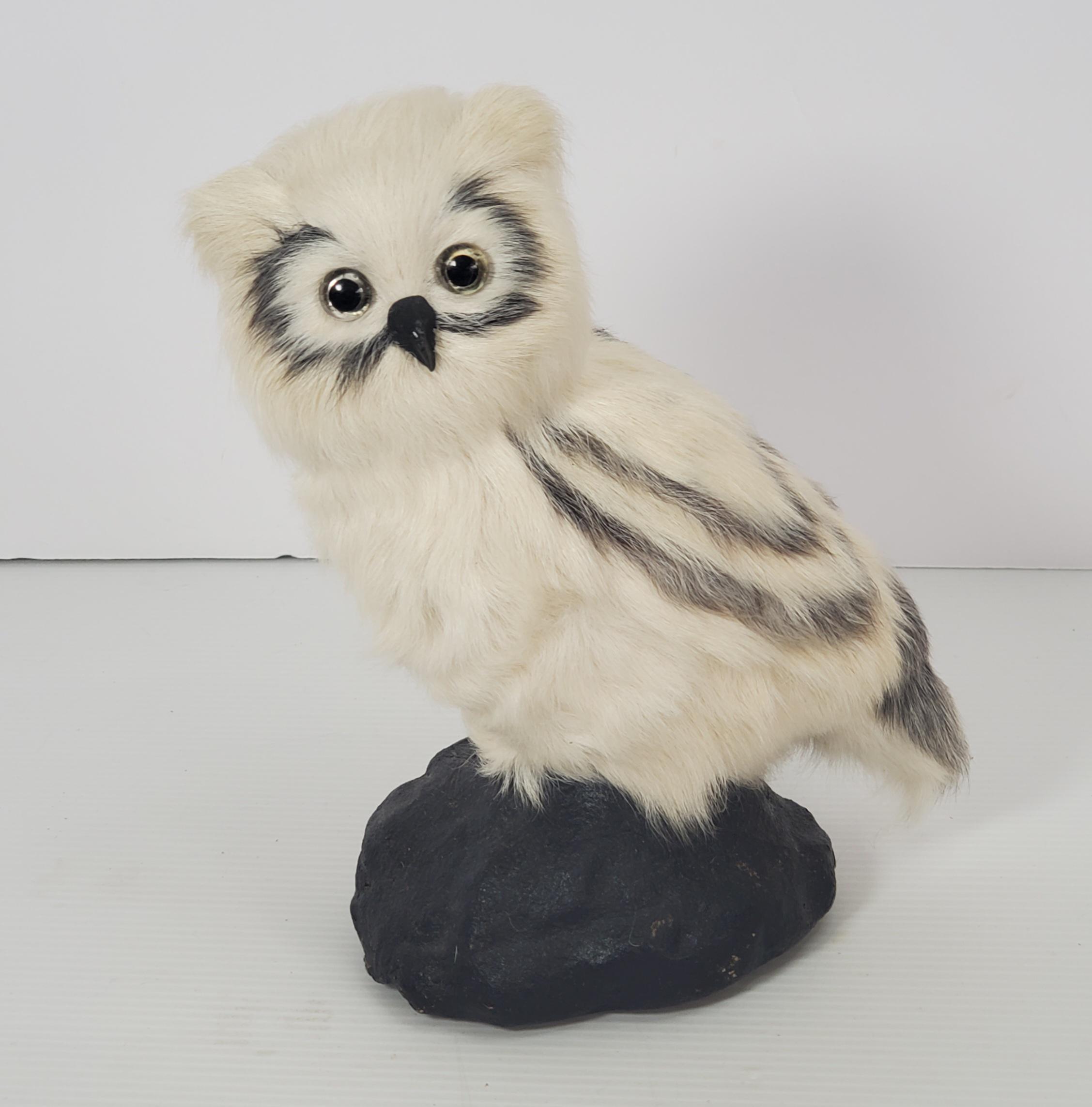 VTG リアルなフェイクファーのフクロウの置物 岩の台座付き ガラスの