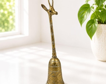 Sino de mão vintage em latão com cabeça de antílope e detalhes intrincados, 25 cm de altura. Elegante peça de decoração para casa ou item de colecionador.
