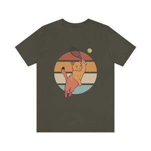 Katze spielt Tennis Tshirt, Geschenk für Tennis-Liebhaber, Katzen Geschenk, Tennis Geschenk, Retro Sonnenuntergang Grafik-Shirt, Unisex Jersey Kurzarm T-Shirt Bild 2